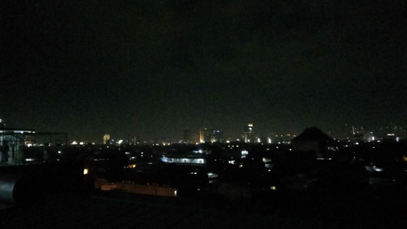 Pemandangan dari atap. Jakarta di malam hari. Sumber: doc. pribadi